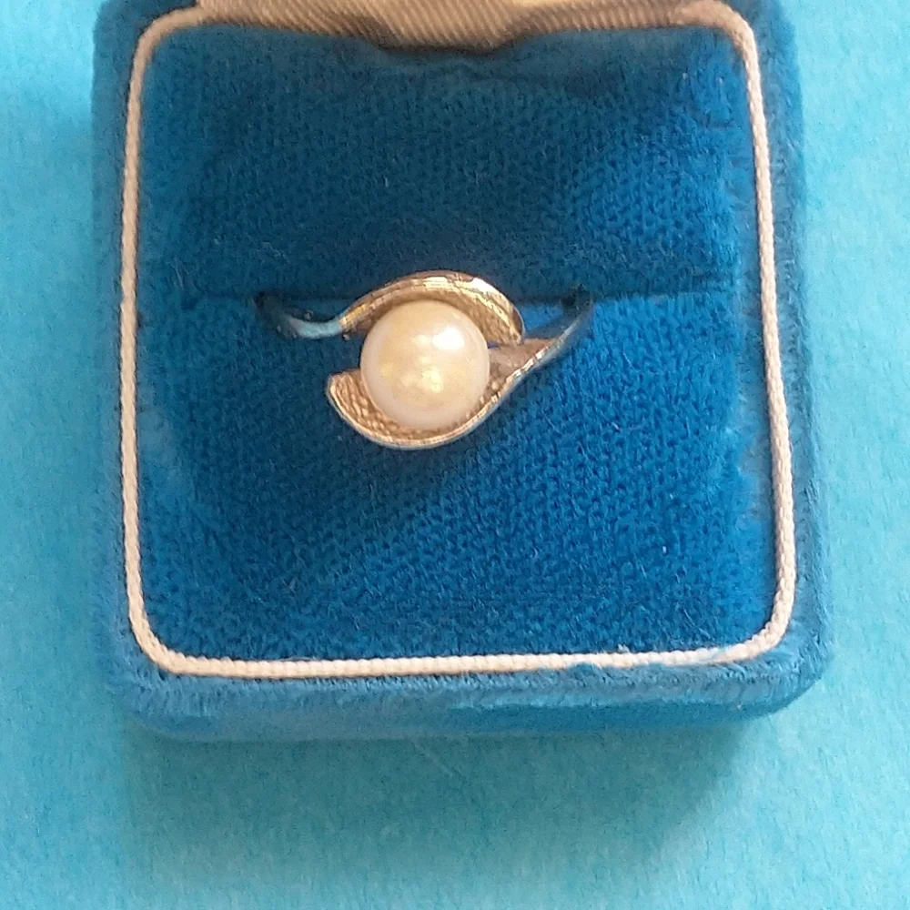 Silver Pearl Ring - Picture 4 of 5
